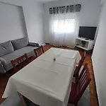 Lisbon Spacious T2 In Damaia, Lisbon Daire