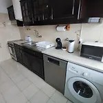 Daire Lisbon Spacious T2 In Damaia, Lisbon