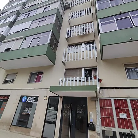 Lisbon Spacious T2 In Damaia, Lisbon