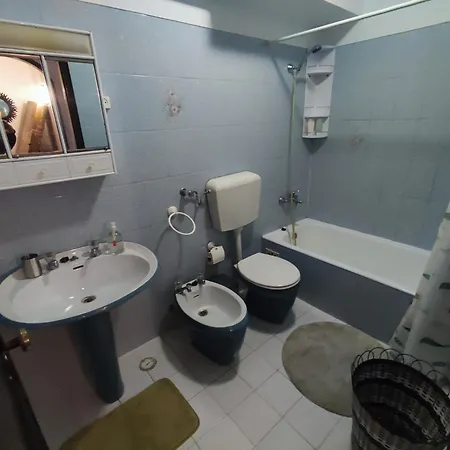 Апартаменты Lisbon Spacious T2 In Damaia, Lisbon