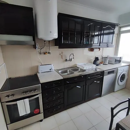 Lisbon Spacious T2 In Damaia, Lisbon Апартаменты